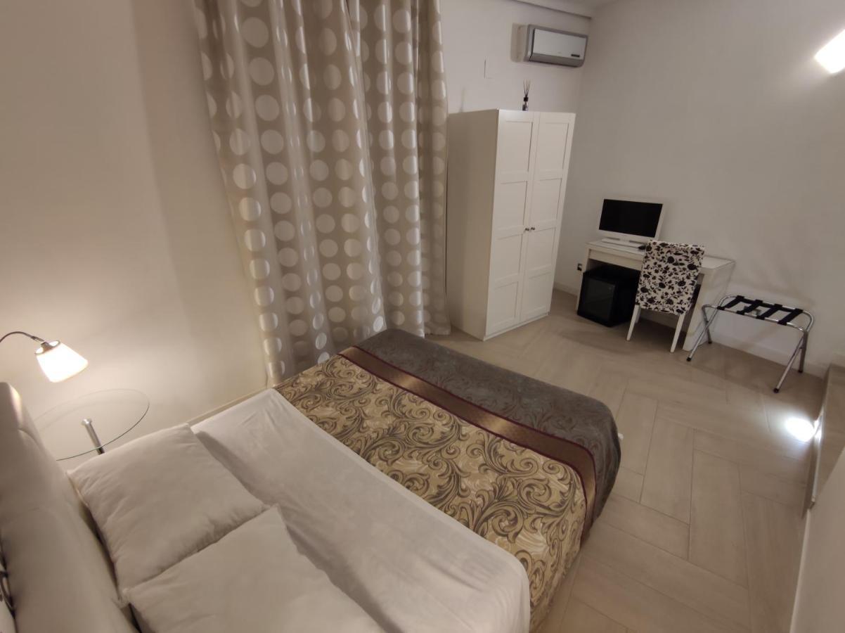 Sami Rooms: Theater District Retreat Near Ortigia *